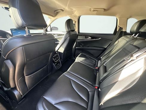 Used 2022 Lincoln Nautilus FWD image 3