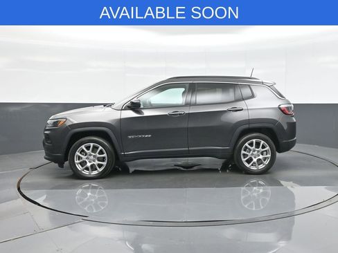 Used 2023 Jeep Compass Latitude image 4