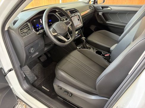 Used 2023 Volkswagen Tiguan SE FWD image 2