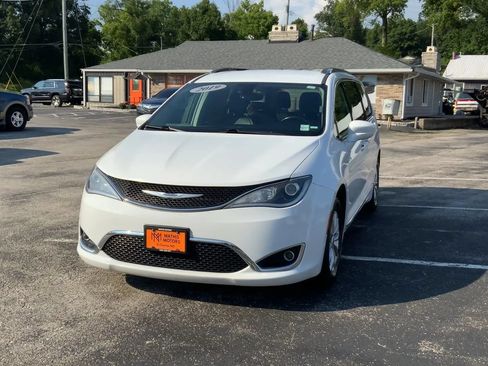 Used 2019 Chrysler Pacifica Touring-L FWD image 4