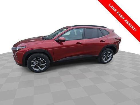 Used 2025 Chevrolet Trax LT w/ LT Convenience Package image 4