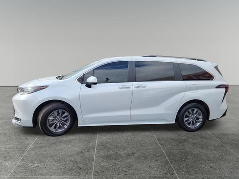 Certified 2023 Toyota Sienna XLE image 4