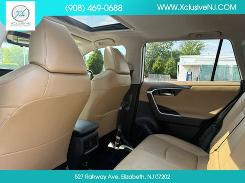 Used 2020 Toyota RAV4 Limited FWD image 28