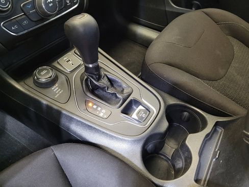 Used 2019 Jeep Cherokee Latitude w/ Cold Weather Group AWD/4WD image 26
