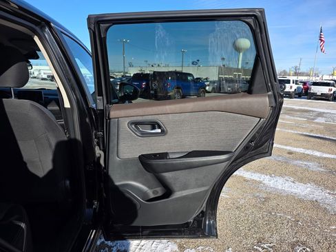 Used 2023 Nissan Rogue SV image 33