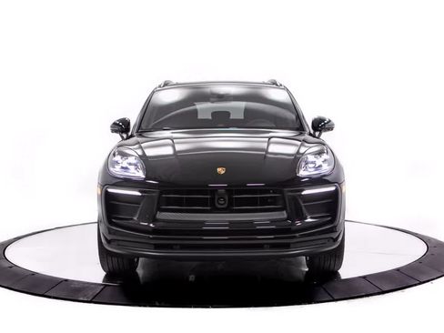 Certified 2026 Porsche Macan AWD/4WD image 10