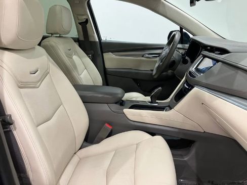 Used 2017 Cadillac XT5 Luxury w/ Driver Awareness Package FWD image 37
