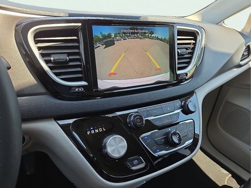 Used 2024 Chrysler Pacifica Touring-L FWD image 17