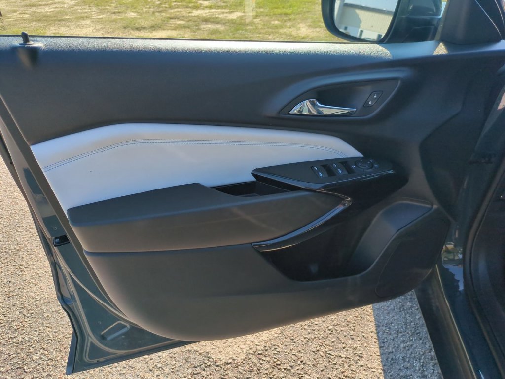 Used 2026 Chevrolet Trax LT FWD image 12
