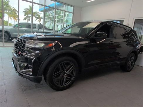 Used 2025 Ford Explorer ST image 4