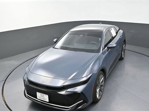 Used 2025 Toyota Crown Limited image 11