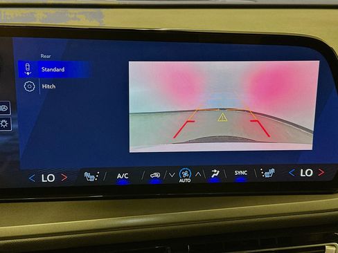 Used 2025 Chevrolet Traverse LT image 23