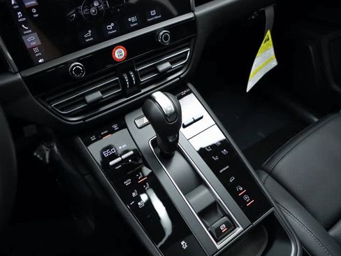 Certified 2025 Porsche Macan image 16