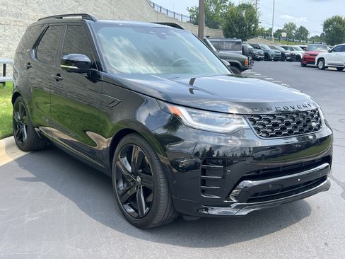 Used 2024 Land Rover Discovery Dynamic SE AWD/4WD image 9