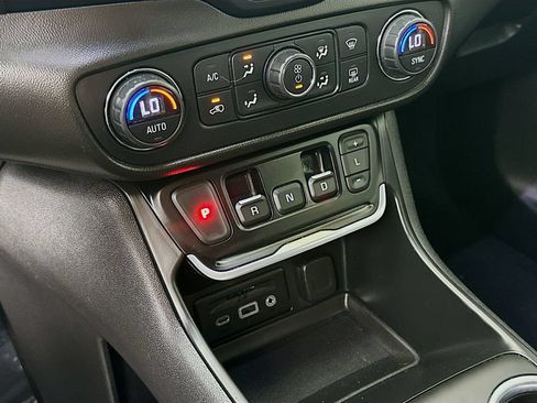 Used 2020 GMC Terrain SLT w/ Preferred Package FWD image 25