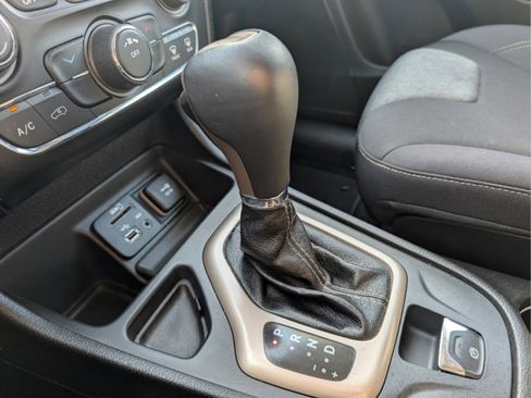 Used 2014 Jeep Cherokee Latitude image 20