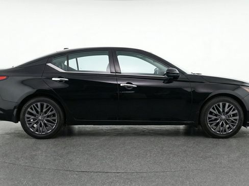 Used 2025 Nissan Altima 2.5 SV FWD image 11