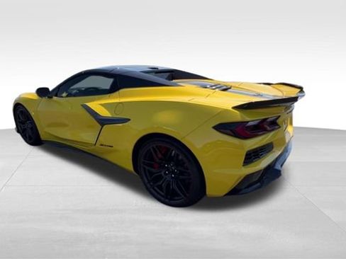 Used 2025 Chevrolet Corvette Z06 RWD image 4