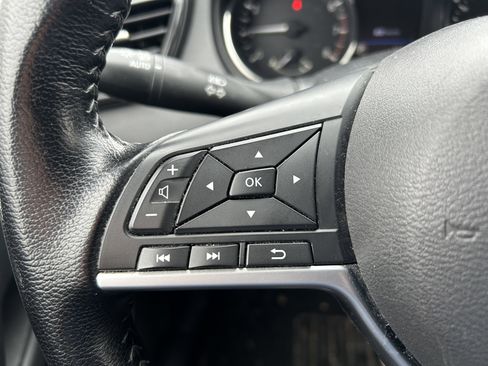 Used 2020 Nissan Rogue SV image 16