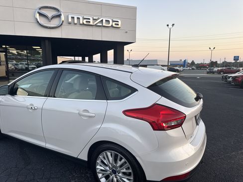 Used 2018 Ford Focus Titanium w/ Titanium Technology Package FWD image 3
