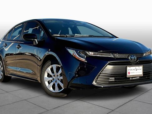 Used 2025 Toyota Corolla LE FWD image 2