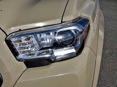 Used 2017 Toyota Tacoma SR5 image 11