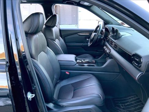 Used 2025 Honda Pilot Black Edition image 8