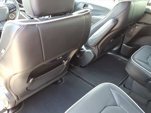 New 2027 Chrysler Pacifica Limited AWD/4WD image 16