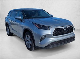 Used 2022 Toyota Highlander LE video 3
