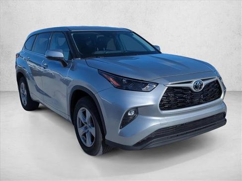 Used 2022 Toyota Highlander LE image 3