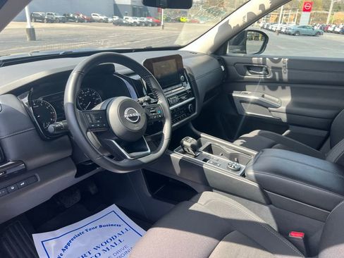 Used 2025 Nissan Pathfinder SV image 18