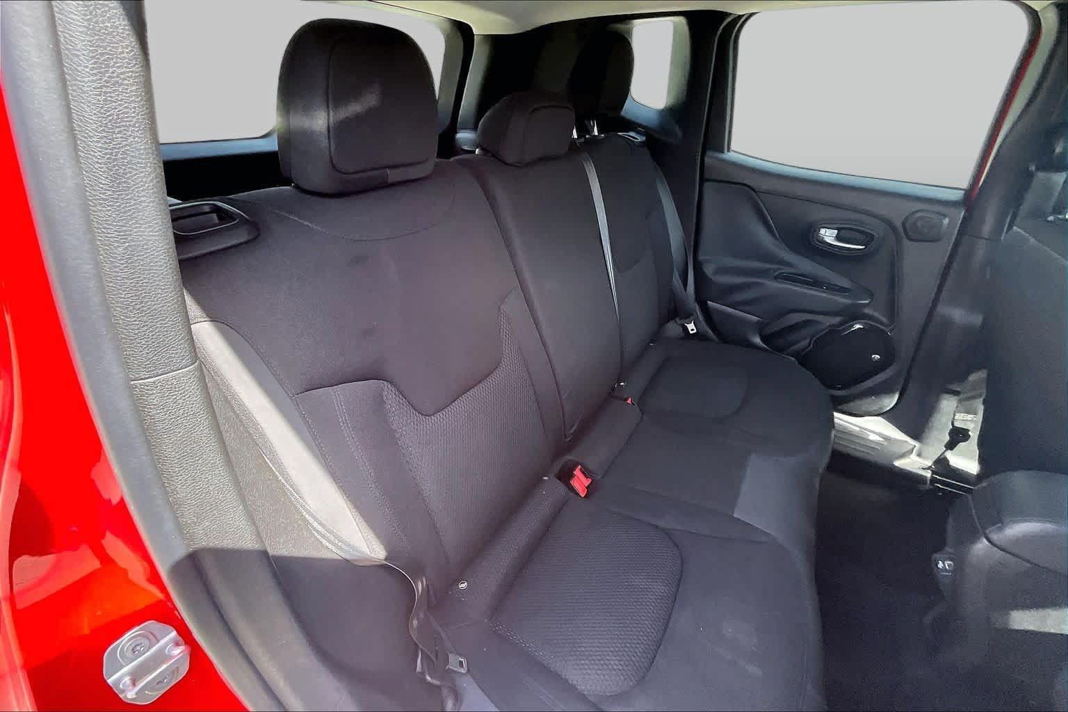 Used 2018 Jeep Renegade Altitude FWD image 19