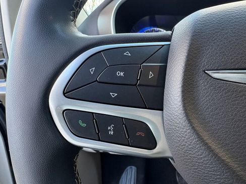 Used 2022 Chrysler Voyager LX image 17