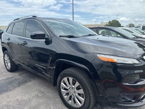 Used 2017 Jeep Cherokee Overland w/ Technology Group AWD/4WD image 8