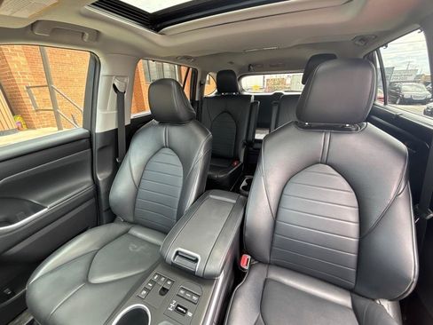 Used 2023 Toyota Highlander XLE AWD/4WD image 23