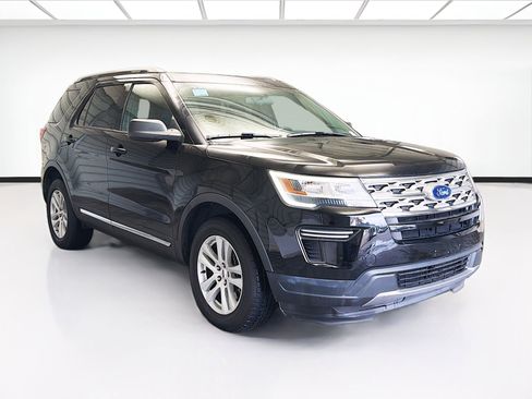 Used 2018 Ford Explorer XLT image 3