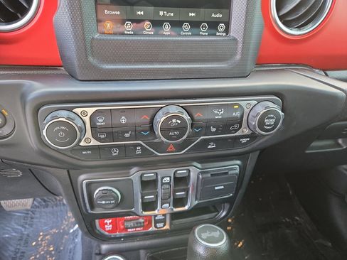 Used 2021 Jeep Wrangler Unlimited Rubicon w/ Cold Weather Group AWD/4WD image 30