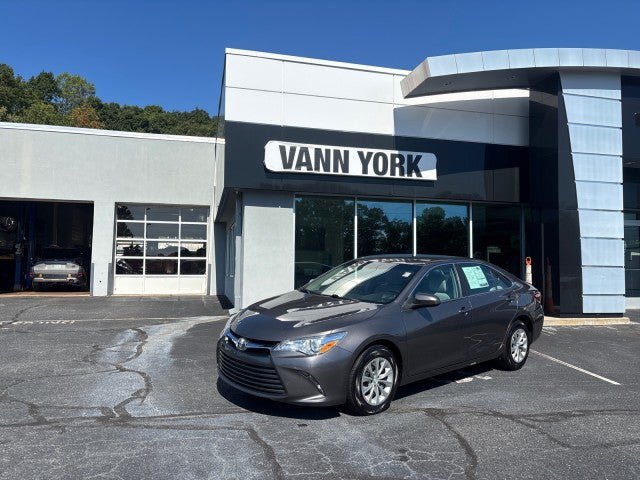 Used 2017 Toyota Camry LE FWD image 1