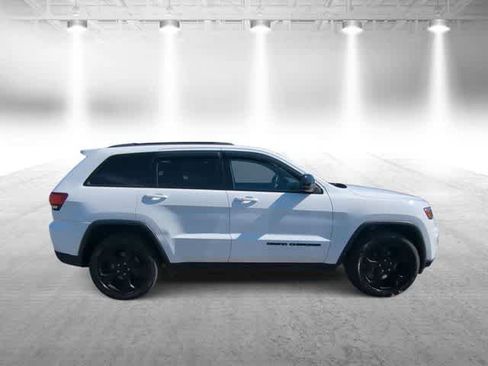 Used 2018 Jeep Grand Cherokee Laredo AWD/4WD image 9