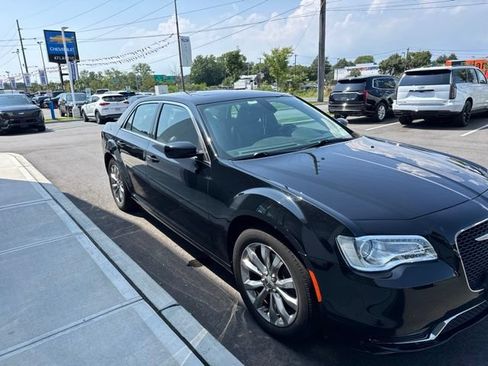 Used 2018 Chrysler 300 Touring L AWD/4WD image 2