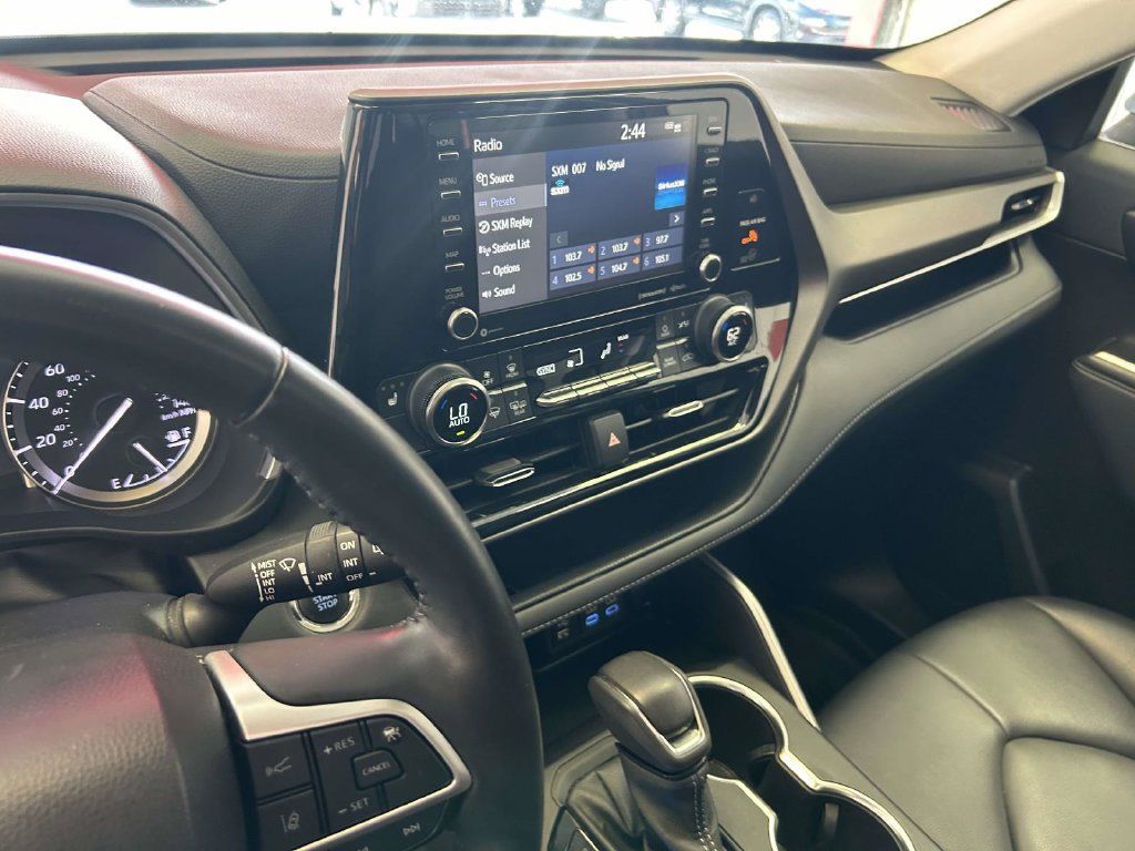 Used 2022 Toyota Highlander XLE FWD image 21
