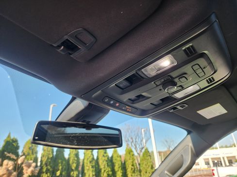 Used 2022 GMC Yukon XL AT4 image 38