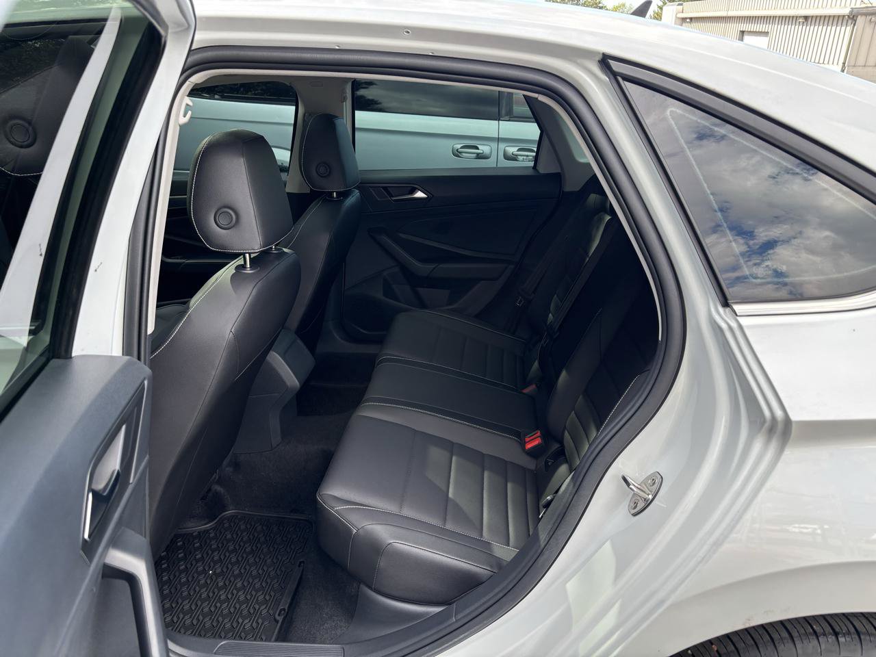 Used 2024 Volkswagen Jetta SE w/ Panoramic Sunroof Package FWD image 6
