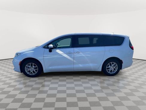 Used 2023 Chrysler Pacifica Touring-L FWD image 8