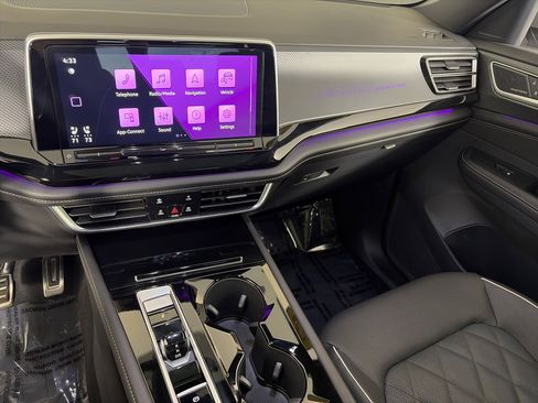 Used 2025 Volkswagen Atlas Cross Sport SEL Premium R-Line image 4