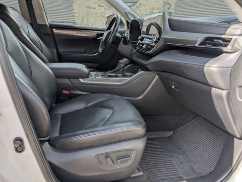 Used 2021 Toyota Highlander Limited FWD image 22