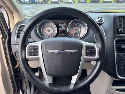 Used 2014 Chrysler Town & Country Touring FWD image 19