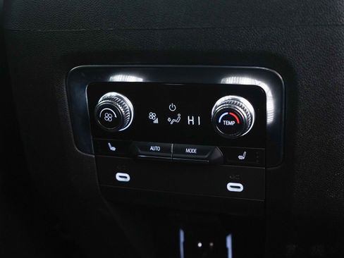 Used 2023 GMC Yukon SLT w/ SLT Luxury Package image 17