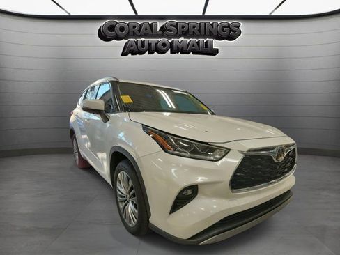 Used 2021 Toyota Highlander Platinum FWD image 1