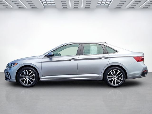 Used 2025 Volkswagen Jetta SE FWD image 7